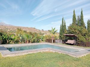 内尔哈Villa Aguacate的庭院中间的游泳池