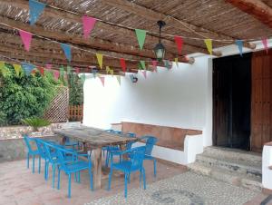 内尔哈Villa Aguacate的天井配有木桌、椅子和旗帜