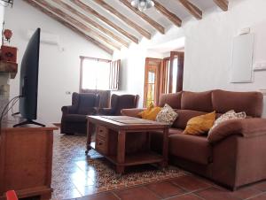 内尔哈Villa Aguacate的客厅配有沙发和桌子