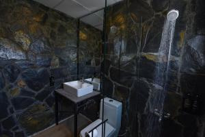 锡卡都LOKAL Rooms x Skardu (Katpana Retreat)的一间带水槽和淋浴的浴室