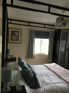 特伦特河畔伯顿Peel House Apartments的一间卧室设有一张大床和一个窗户。