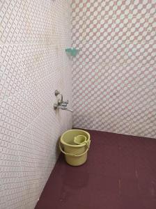 马杜赖LA villa Rani的浴室角落里的黄桶
