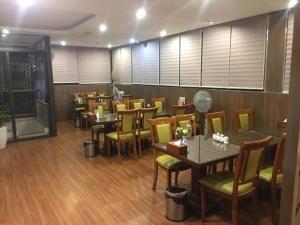 河内A25 Hotel - 187 Trung Kính的餐厅内带桌椅的用餐室