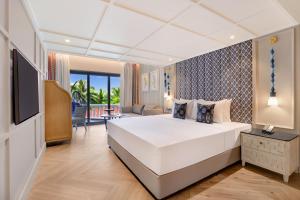 坎多林Antarim Resort的酒店客房,配有床和电视