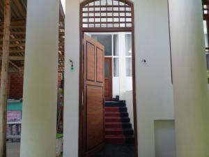 坦加拉Home in the Island的楼梯间的一个开放式门
