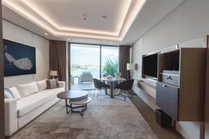 切什梅Reges, a Luxury Collection Resort & Spa, Cesme的客厅配有白色的沙发和桌子