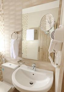 亚喀巴La Riva Hotel的浴室设有白色水槽和镜子