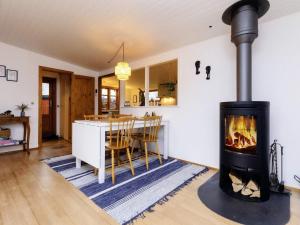 博托比Holiday home Væggerløse XL的客厅设有壁炉和桌椅
