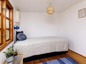 博托比Holiday home Væggerløse XL的一间白色客房内的床铺卧室