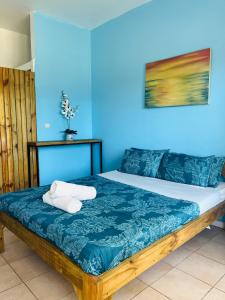 蓬塔杜欧鲁Casa Cinza的蓝色墙壁间的一张床位