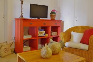 MontbetonLa Maison de Lestang的客厅配有电视和桌子