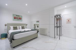 米兰Leia Hospitality的白色卧室设有床铺和白色瓷砖地板