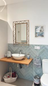 贝尔蒙特El Paseo的一间带水槽和镜子的浴室