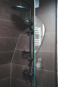 卡兹贝吉Kuro Glamping的带淋浴喷头的浴室