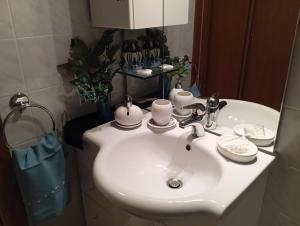 圣佩莱格里诺温泉Casa Marina的浴室设有白色水槽和镜子