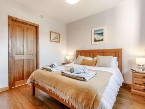 圣贾斯特1 Bed in Sennen CLOPC的一间卧室配有一张床,上面有两条毛巾