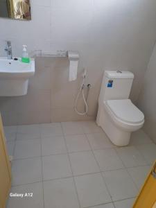 Sa‘ab Banī KhamīsCloud housing jabal shams的白色的浴室设有卫生间和水槽。