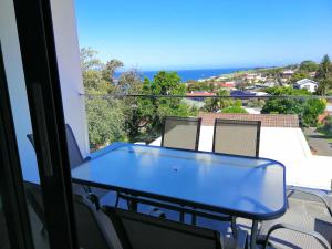 悉尼Brand NEW VIP Luxury 5/5 Star Beachside Escape的阳台上的蓝色桌椅
