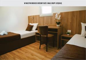 默主歌耶Mica Medjugorje的小房间设有两张床和一张书桌