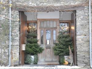 比埃夫勒Villa with hot tub and sauna的一座有两棵圣诞树的房子的前门