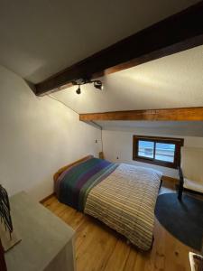 波泰皮莫朗Maison village proche Andorre et stations de ski的卧室配有一张床