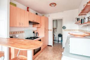 维勒瑞夫Le Marx - Appt 2 chambres的厨房配有木制橱柜和木桌。