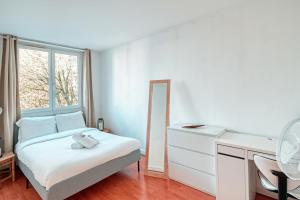 维勒瑞夫Le Marx - Appt 2 chambres的一间卧室配有一张床、一张书桌和一个窗户。