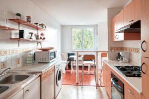 维勒瑞夫Le Marx - Appt 2 chambres的厨房配有水槽和炉灶 顶部烤箱