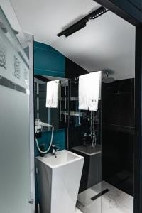 埃里温Aratta Boutique Hotel的浴室配有白色水槽和淋浴。