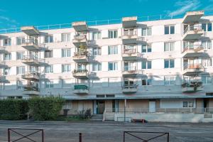 维勒瑞夫Le Marx - Appt 2 chambres的一座大型白色建筑,设有阳台