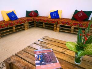 阿鲁沙Nareto House的客厅配有沙发和桌子上的书籍