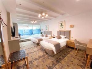 杭州鲜屋酒店(西湖庆春店)的酒店客房设有两张床和电视。