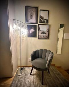 科尔马诺Home Donatella的客厅配有椅子和落地灯