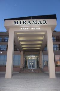 阿克套MIRAMAR Apart Hotel & SPA的进入Miramar公寓的入口