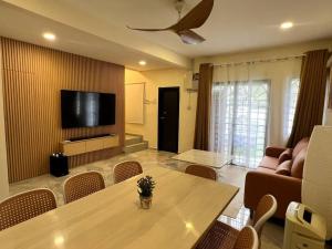 梳邦再也Serene Landed Endlot House Subang Jaya的客厅配有桌子和电视