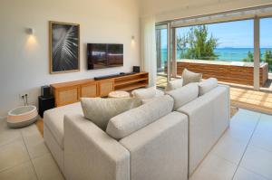 格兰高伯Ocean Grand Gaube by 2futures Holidays的带沙发和电视的客厅