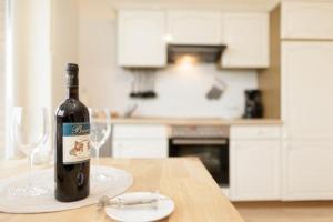 库克斯港Marbijes Appartementhaus的一张桌子上放着一瓶葡萄酒,放上两杯