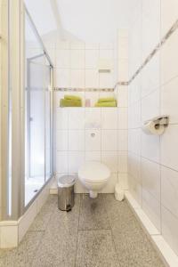 库克斯港Marbijes Appartementhaus的白色的浴室设有卫生间和淋浴。