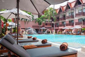 芭东海滩普吉岛-瓶庐海景度假酒店 Phuket PL Seaview Resort的一个带躺椅和遮阳伞的酒店游泳池