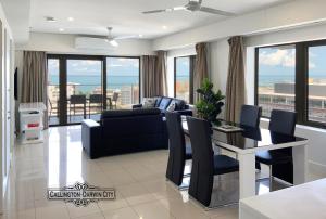 达尔文“CALLINGTON” Darwin City @PenthousePads的客厅配有沙发和桌椅