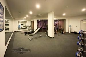 达尔文“CALLINGTON” Darwin City @PenthousePads的一间健身房,里面配有跑步机和机器
