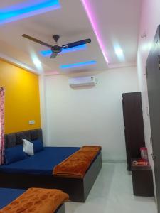 乌贾因JAI BHOLE HOME STAY的客房设有一张床和一个吊扇。