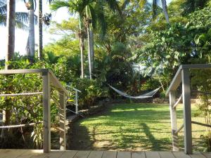 南迪蓝海旅舍的棕榈树花园内的吊床