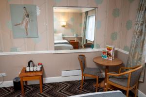 克利夫登Bridge Inn的一间设有镜子、一张桌子和一张床的客房