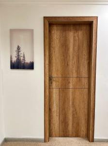 MadinatyThe Arabella House - Madinaty的一张木门,位于一个图片的房间