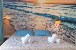 赞德沃特扎德沃特安兹膳食公寓的一间卧室,装饰有海洋绘画