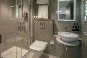 伦敦沃克斯豪尔贝斯特韦斯特优质酒店的带淋浴、卫生间和盥洗盆的浴室