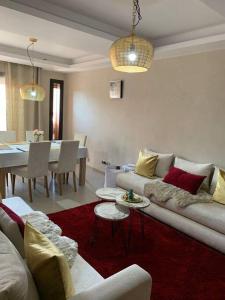 马拉喀什Appartement neuf climatisé, centre Marrakech.的带沙发的客厅和用餐室