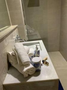 马拉喀什Appartement neuf climatisé, centre Marrakech.的浴室设有水槽、毛巾和镜子