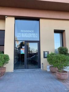 马拉喀什Appartement neuf climatisé, centre Marrakech.的门上标有标志的商店前